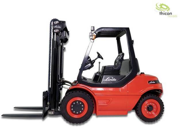 Een rode heftruck van opzij, met een zwart dak en zitting. Een logo rechtsboven toont 'thicon models'.