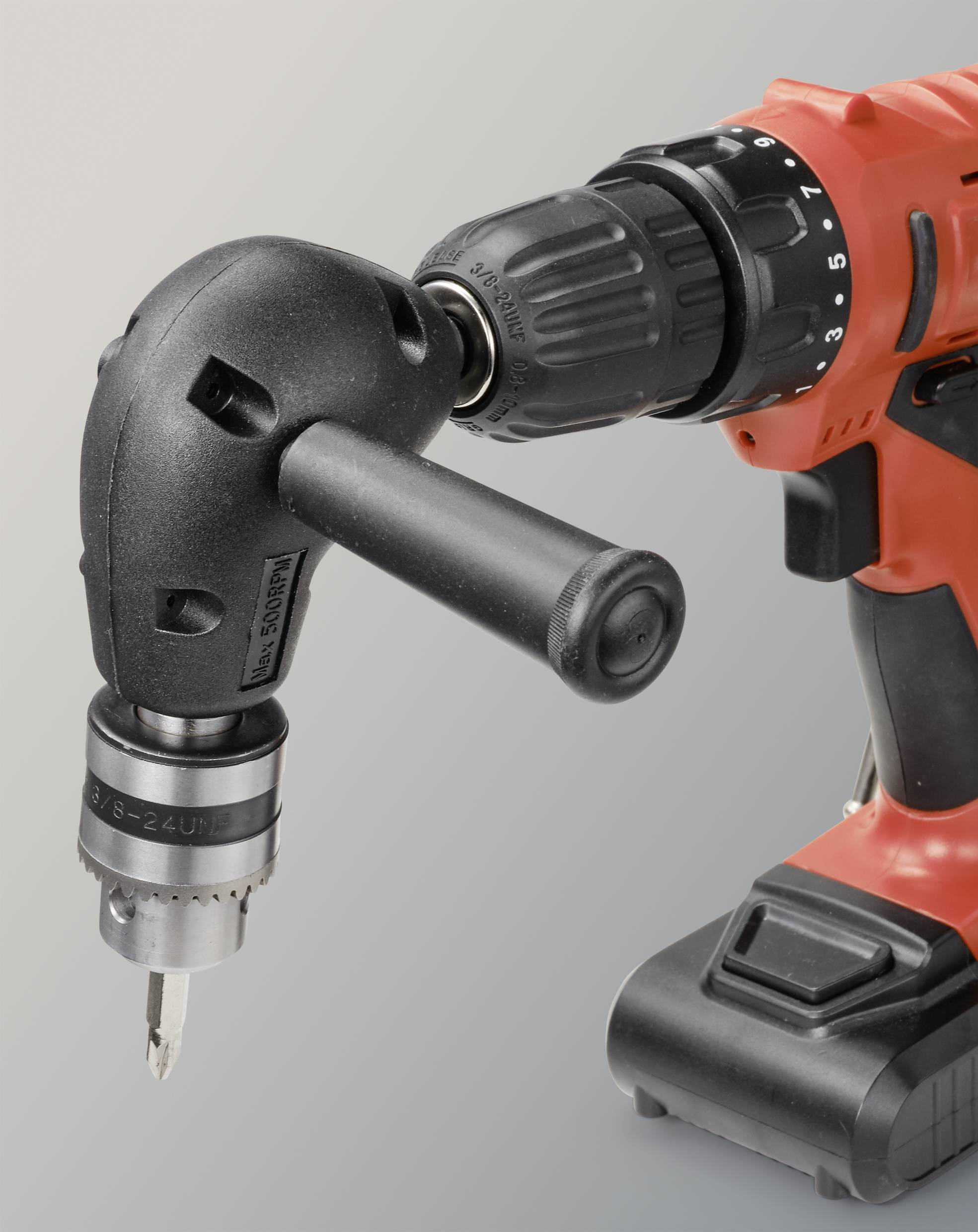 Een rode accuschroevendraaier met zwarte handgreep en boorkop, klaar voor boortaken, op een grijze achtergrond.