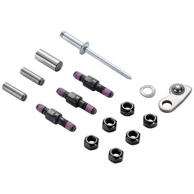 Verschillende metalen onderdelen, waaronder bouten, moeren, klinknagels en een pen, op een witte achtergrond.