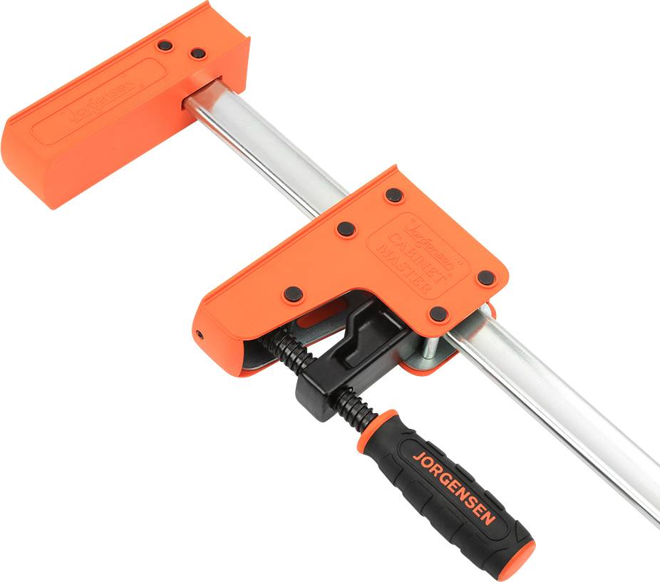 Een oranje bankschroef met zwarte handgreep en metalen stang, geschikt voor het vasthouden en fixeren van materialen tijdens handmatige werkzaamheden.