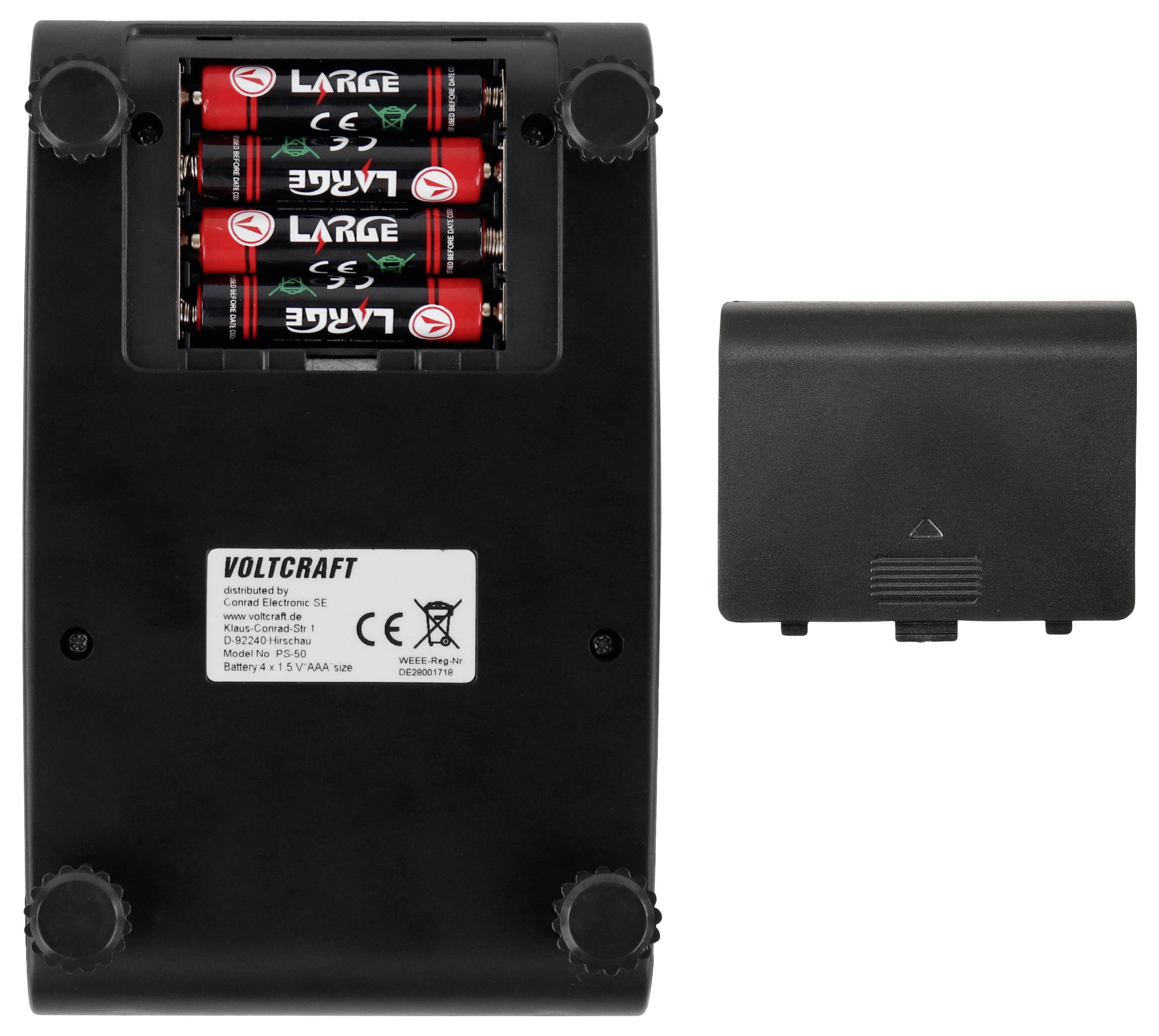 'Rekenmachine van onderen met geopend batterijvak' toont vier AA-batterijen in een vak en een verwijderde afdekking ernaast.