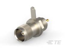 Een metalen coaxiale stekker, vermoedelijk voor HF-toepassingen, met een flensachtige bevestigingspunt en een goudkleurige binnenleider.