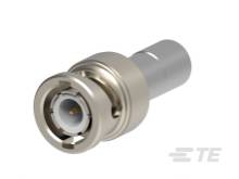 Een metalen coaxiale stekker met een ronde vorm en meerdere lagen voor signaaldoorgifte.