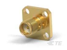 Een gouden coaxiale stekker, vierkant, met vier montagebevestigingsgaten, wordt gebruikt voor het verbinden van kabels in technische toepassingen.