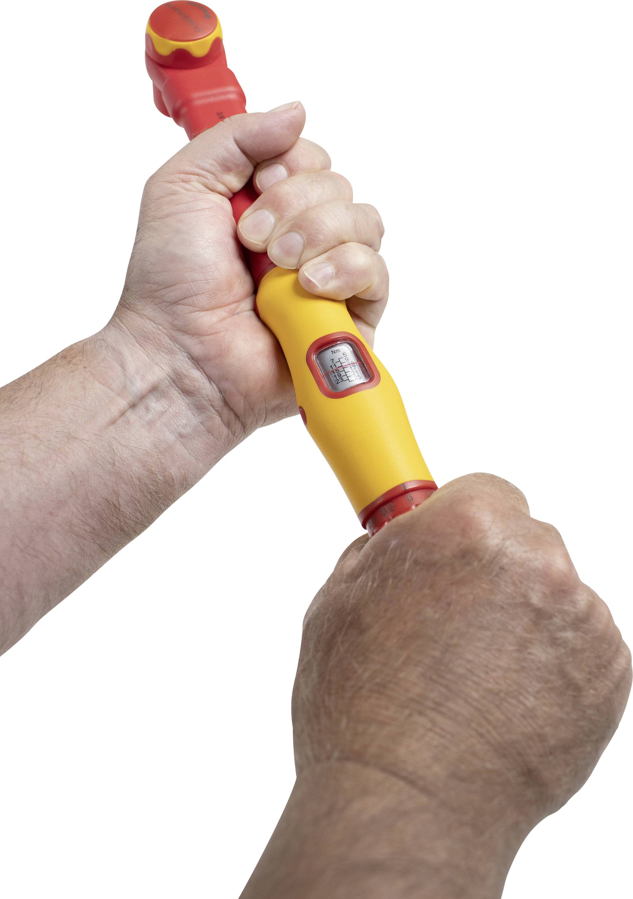 Een persoon houdt een gele momentsleutel met een rode kop en aanduiding vast, die met één hand wordt gedraaid.