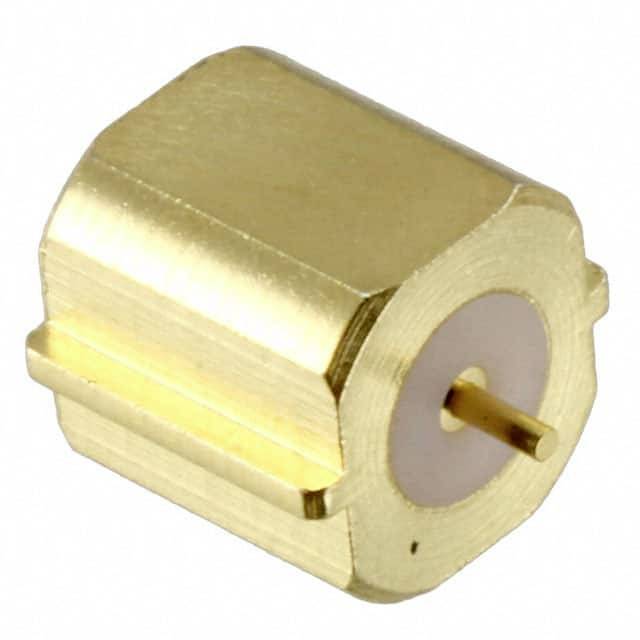 Een kleine, cilindrische elektromotor met een gouden metalen behuizing en een uitstekende as op een witte achtergrond.