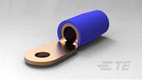 Een blauw ommantelde metalen kabelschoen toont een ringvormige opening en een rechte klem, die wordt gebruikt voor elektrische verbindingen.