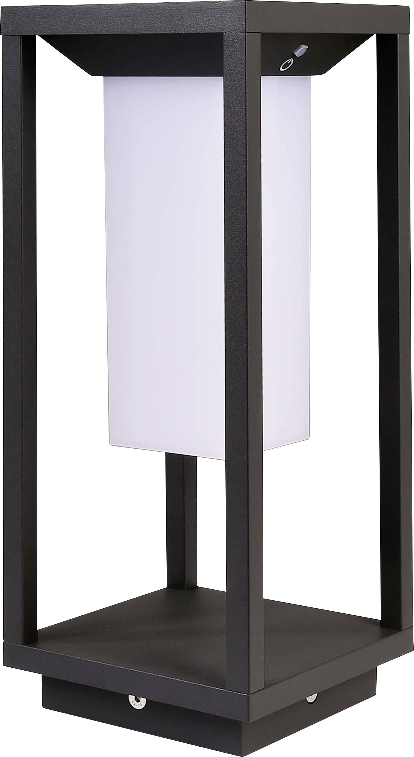 Een zwarte, moderne buitenlamp met rechthoekig frame. Hij bevat een wit, verticaal lichtpaneel in het midden.