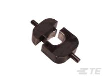 Een U-vormig metalen onderdeel met twee zijdelingse pennen. Het object lijkt een component of gereedschapsdeel te zijn.