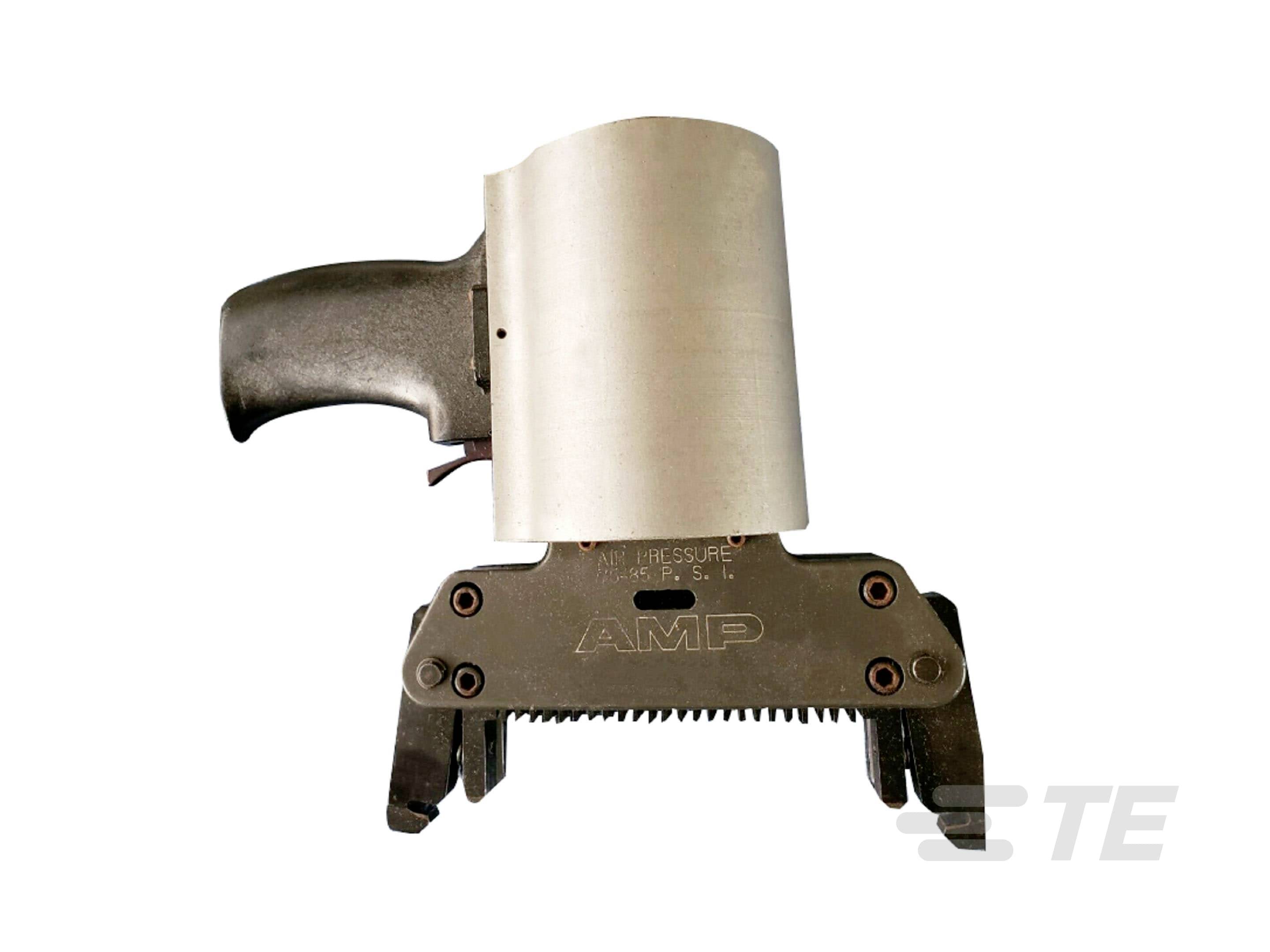 Pneumatische krimptang met ergonomische handgreep en metalen behuizing. Gebruikt voor het krimpen van kabels voor elektrische aansluitingen.