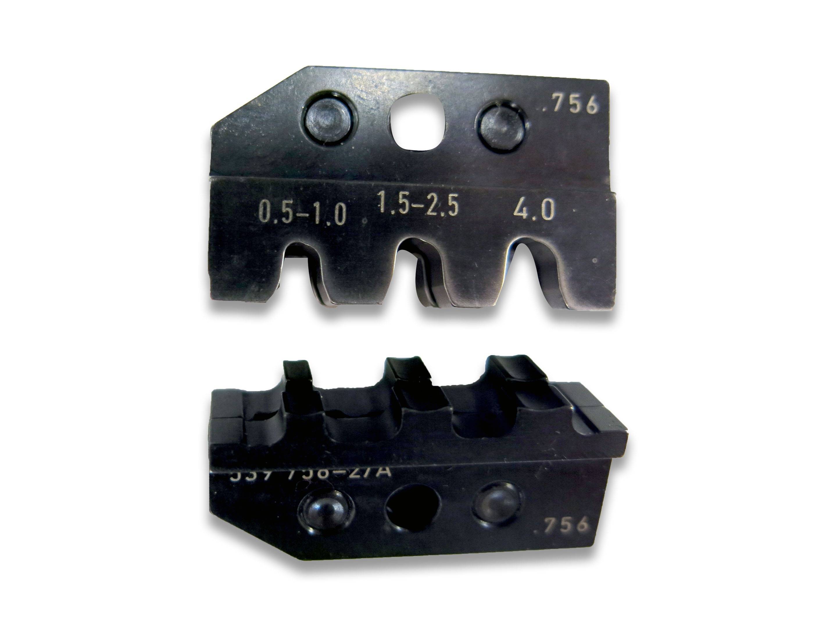 Twee zwarte metalen gereedschappen met genummerde, getande randen: '0,5-1,0', '1,5-2,5' en '4,0'. Geschikt voor knippen of klemmen.