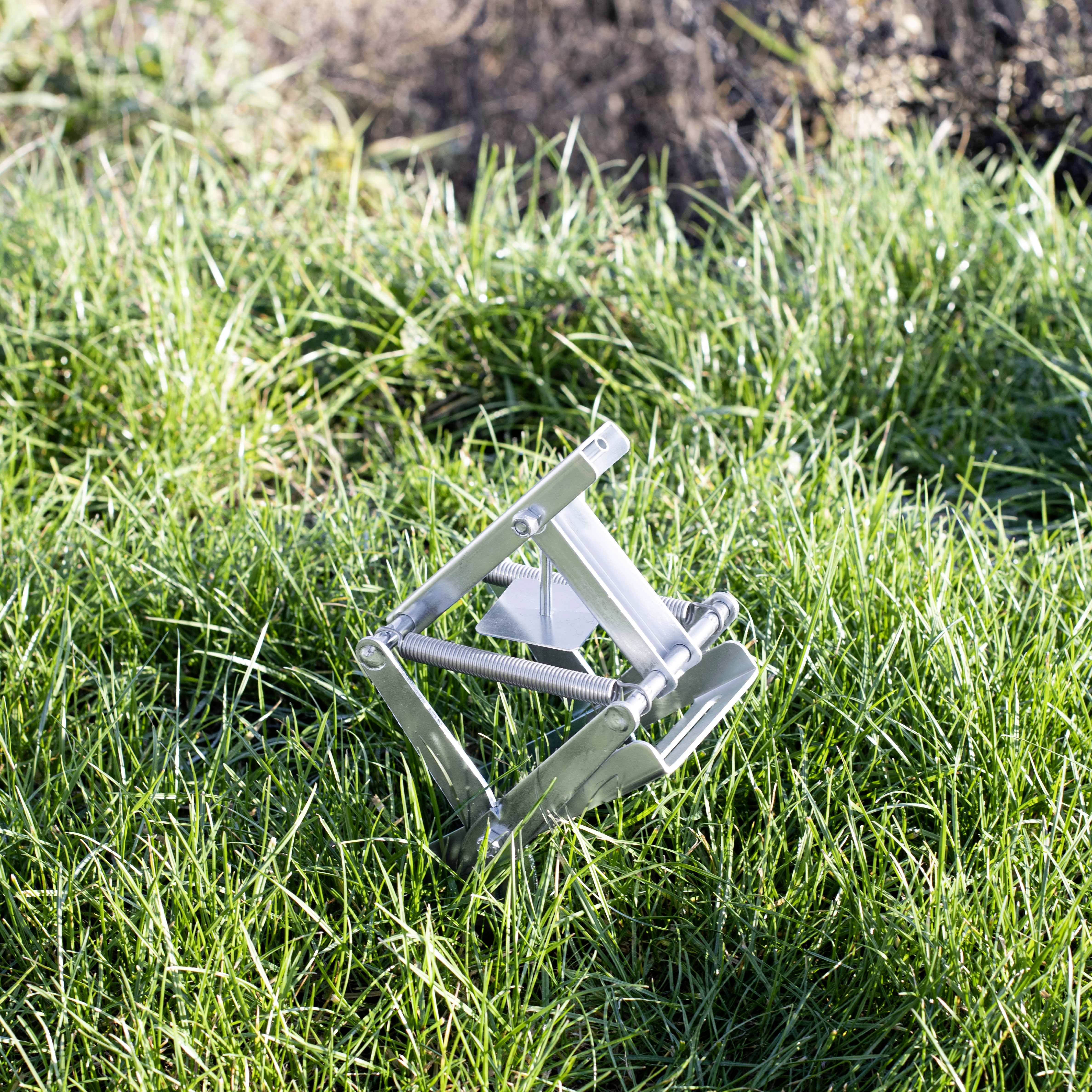 Metalen apparaat op groen gras.