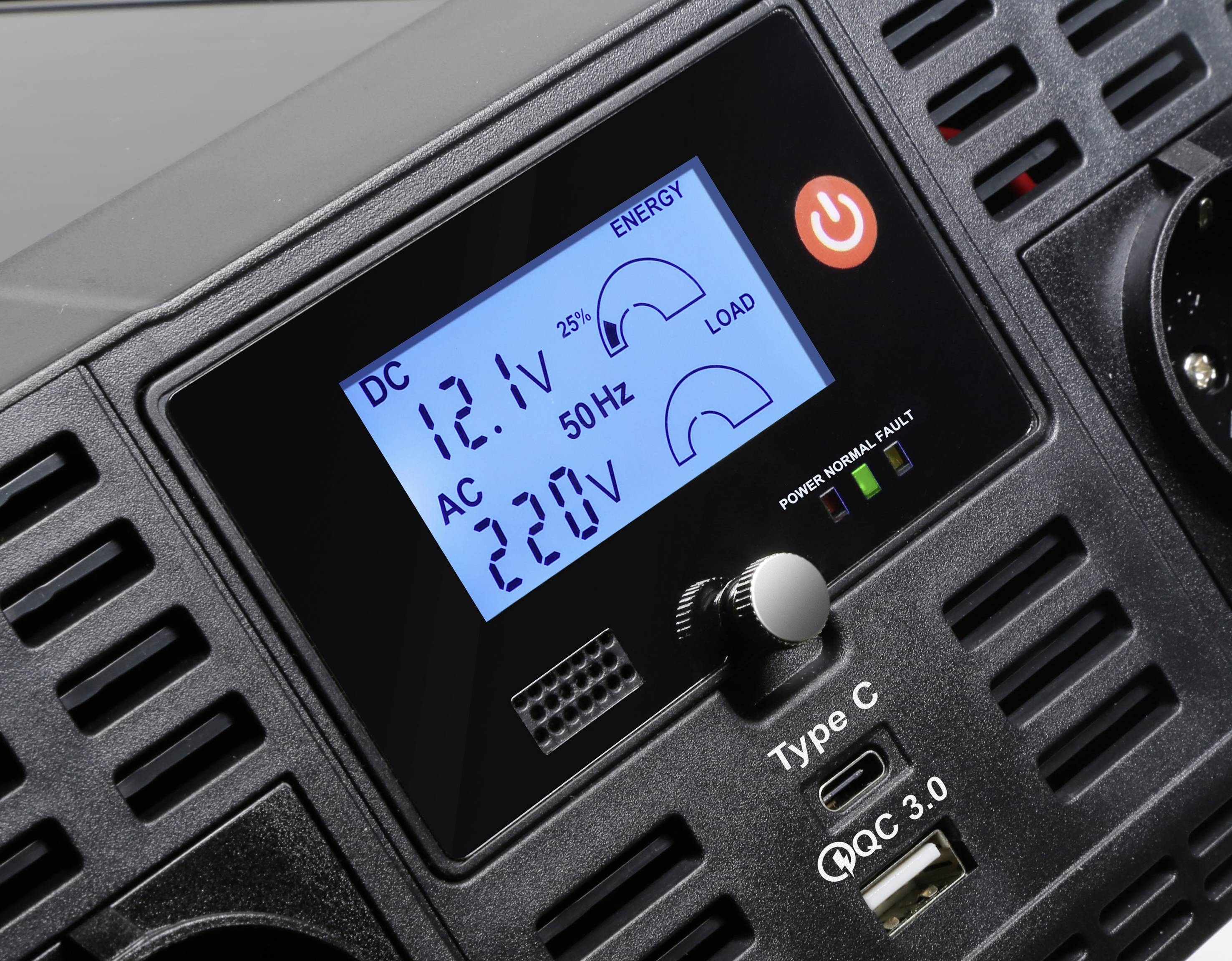 Een apparaatdisplay toont DC 12,1V, AC 22,0V, 25% energieniveau, 50Hz en belastingscapaciteit. Een USB-aansluiting van Type C en QC 3.0 zijn zichtbaar.