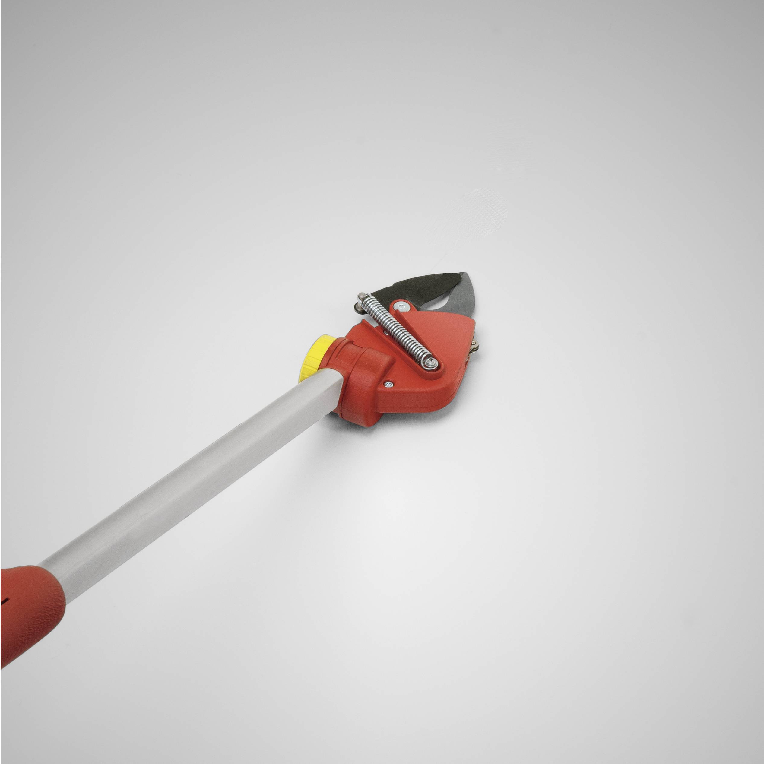 Snoeischaar met lange steel, rood-zwart, voor het snoeien van takken of struiken.