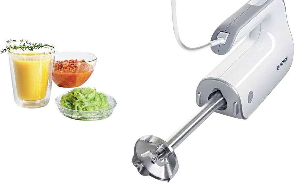 Een witte staafmixer naast drie kommen met gele sap, rode puree en groene saus. Mengen en bereiden van gerechten.