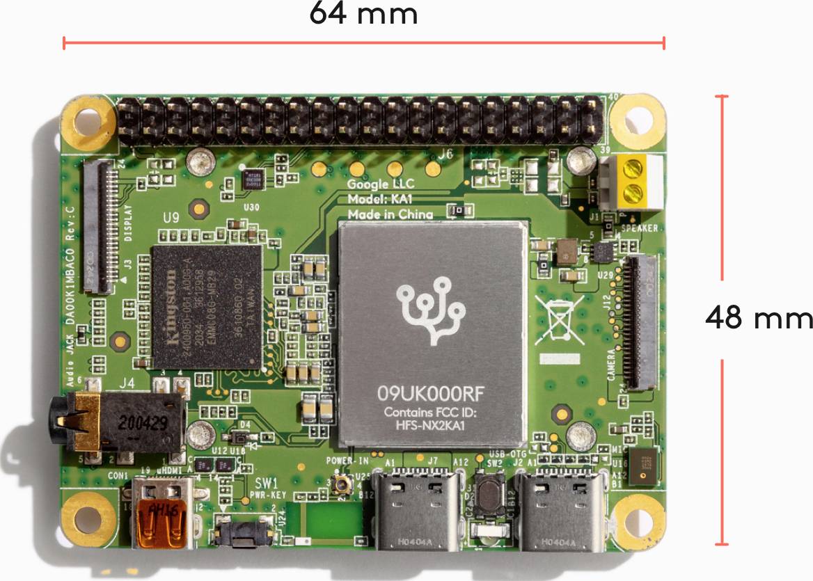 Klein moederbord met afmetingen: 64 mm breedte, 48 mm hoogte. Bevat elektronische componenten en aansluitingen. Opschrift: 'Google LLC'.
