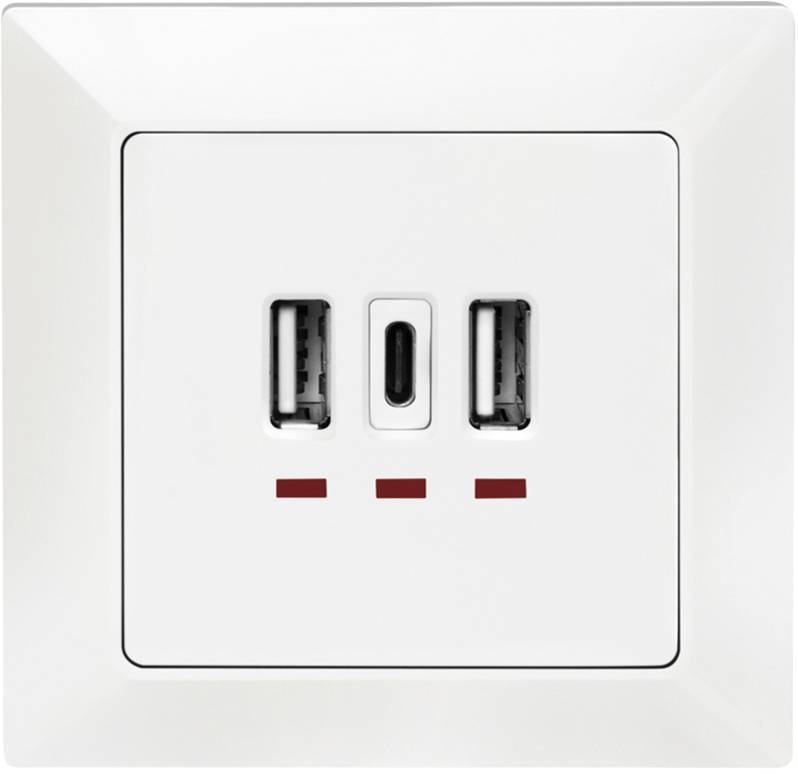 Een witte wandcontactdoos met twee USB-A- en één USB-C-aansluiting in het midden.