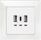 Een witte wandcontactdoos met twee USB-A- en één USB-C-aansluiting in het midden.