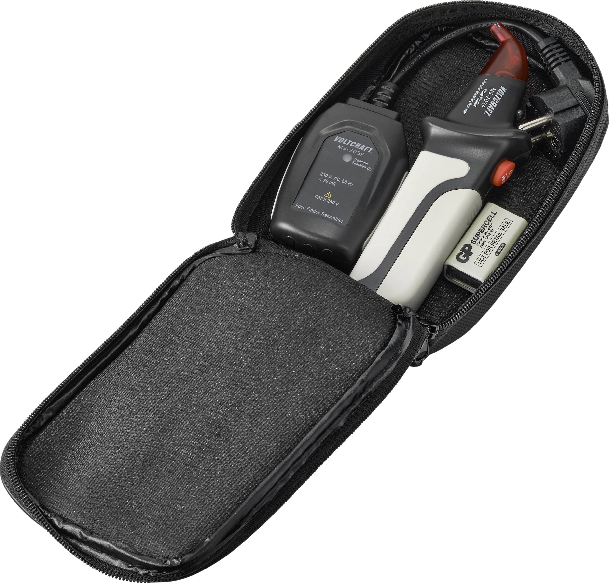 Een zwart etui met een digitale kabeltester en kabels. Aan de binnenkant bevindt zich een apparaat en toebehoren voor het testen van kabels.