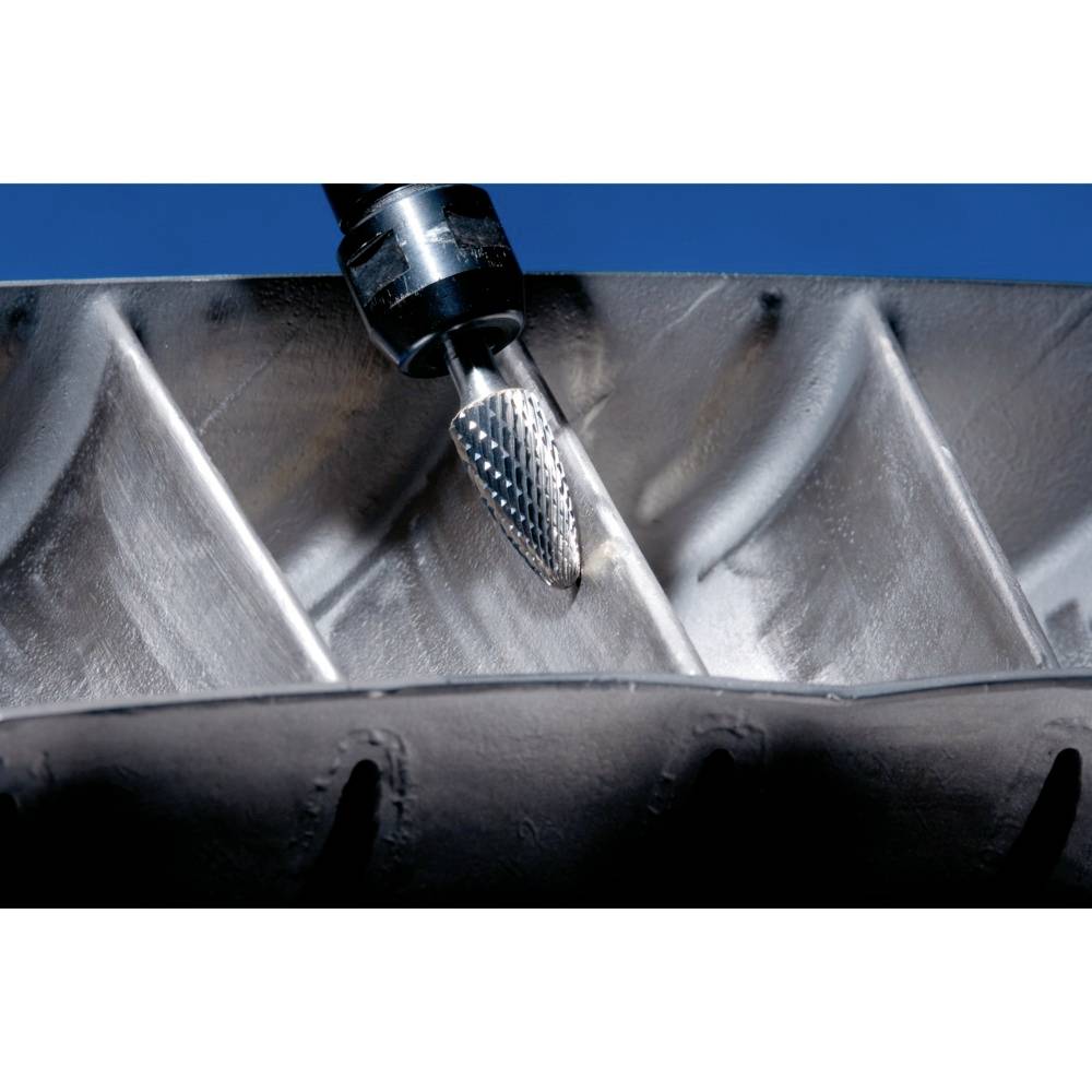 Industriegereedschap bij het bewerken van een metaaloppervlak voor het slijpen en polijsten.