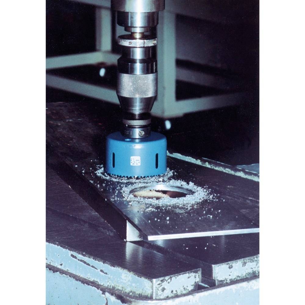 'Een blauwe boorbit op een metalen plaat die een rond gat boort. Metaalsnippers zijn rond het gat verspreid.'