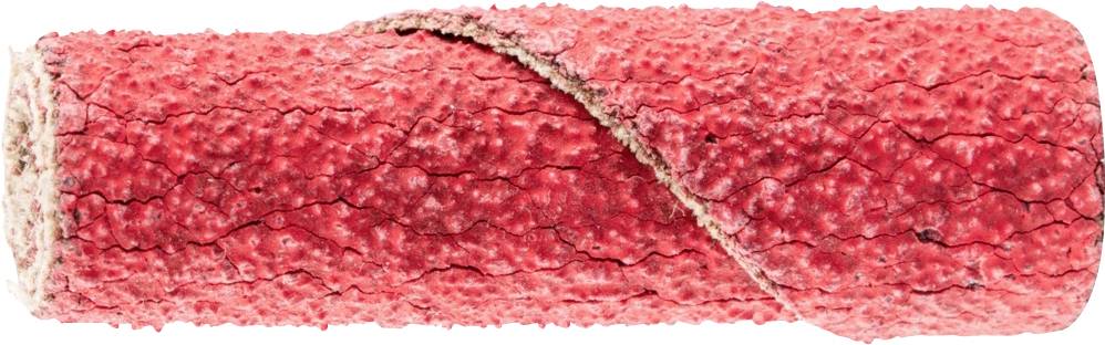 Een rood stuk boomschors met een ruwe, onregelmatige oppervlakte en een opgerolde structuur.