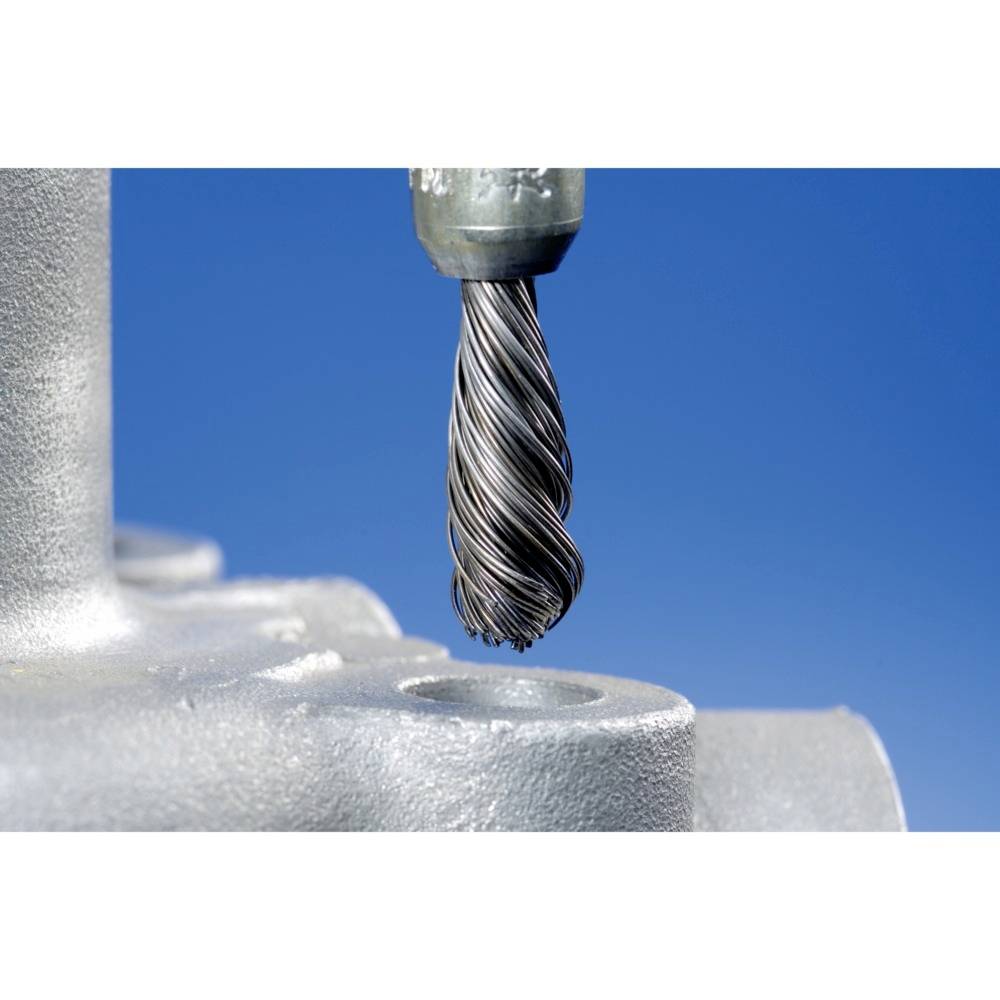 Metaalfreesmachine die een metalen stuk bewerkt. Achtergrond is blauw.