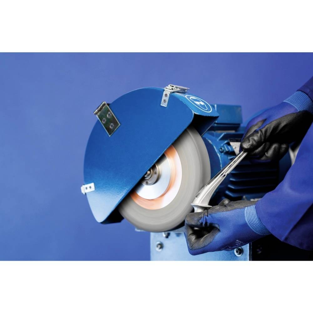 Een persoon slijpt een metalen werkstuk aan een slijpmachine. De omgeving is in blauw gehouden. Beschermende handschoenen worden gedragen.