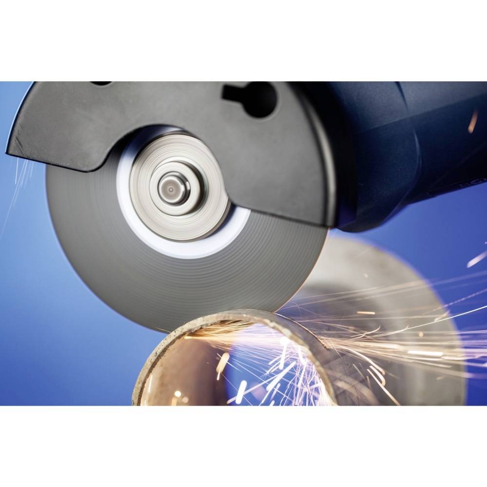 Een cirkelzaag snijdt een metalen buis, waarbij vonken spatten. Achtergrond in blauw gehouden.