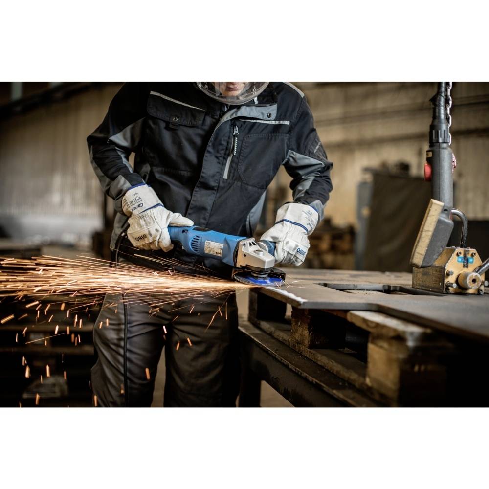 Een persoon snijdt metaal met een slijpmachine in een werkplaats, waarbij vonken rondvliegen. Veiligheidsuitrusting wordt gedragen.