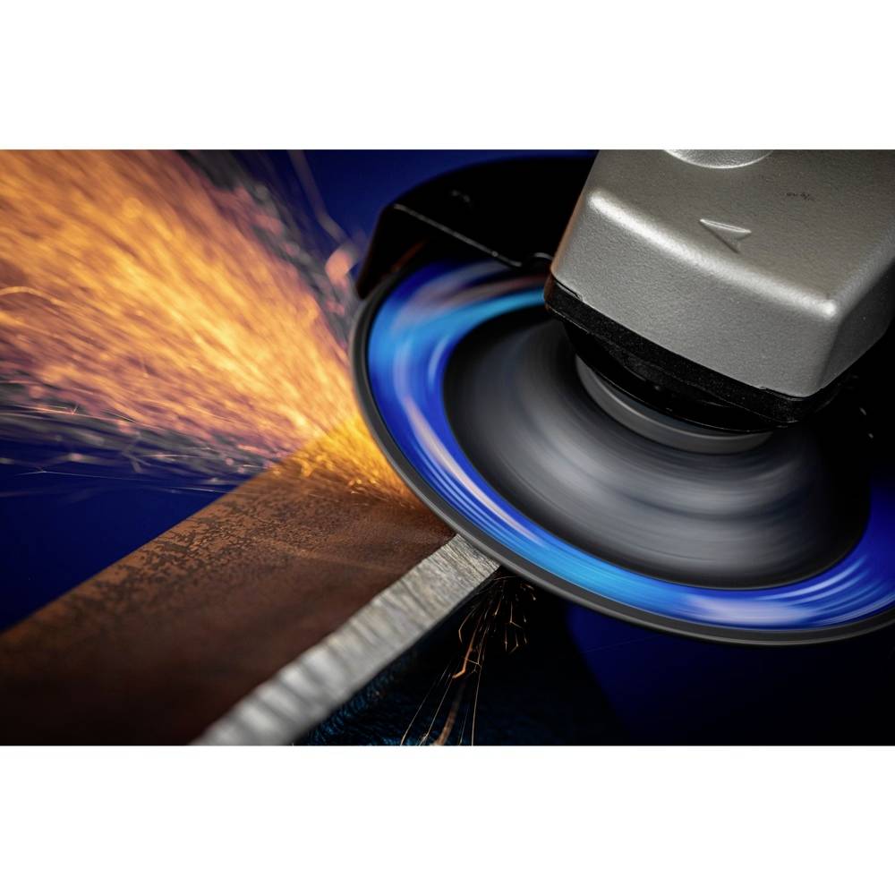 Een haakse slijper slijpt een metalen balk, vonken spatten rond.