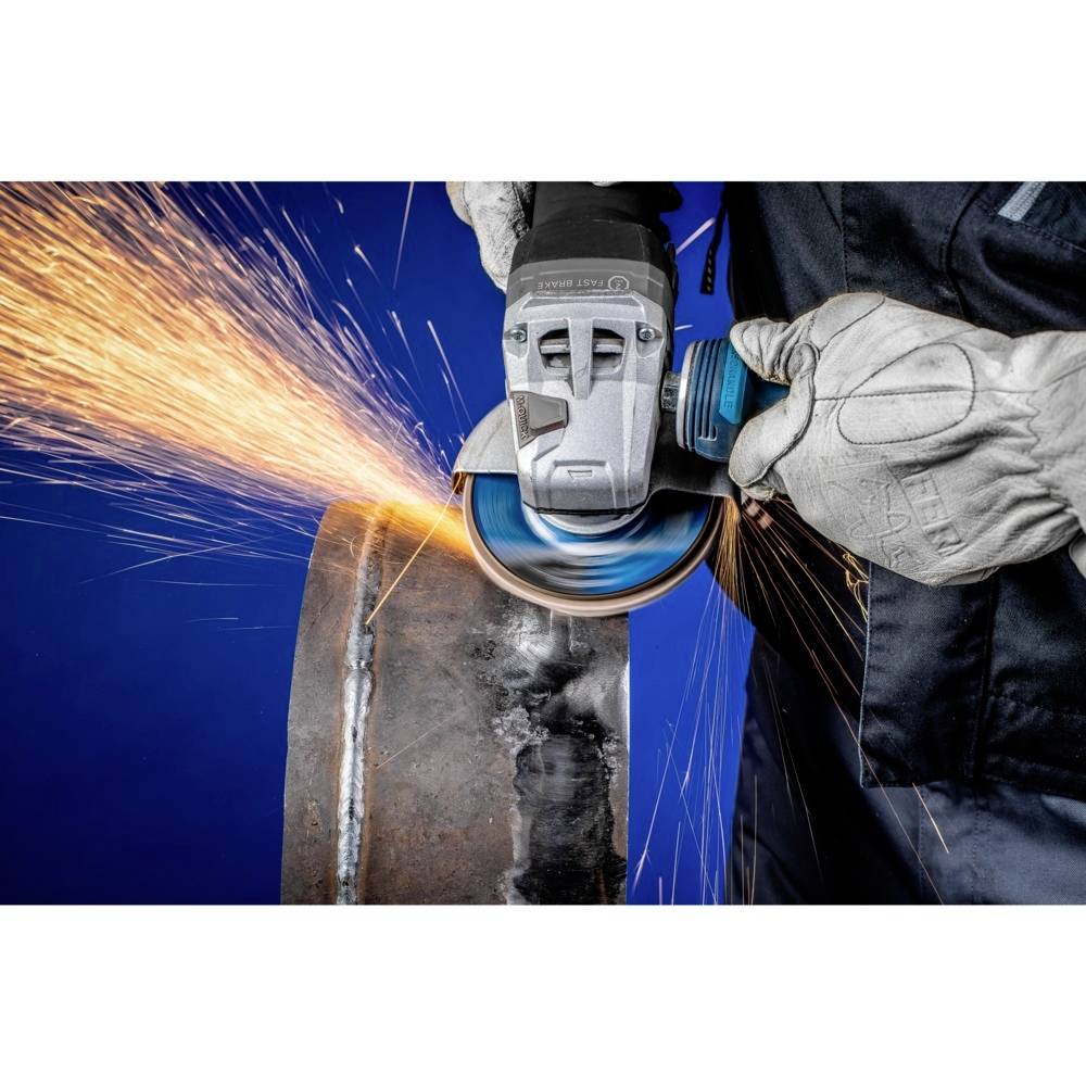 Een persoon slijpt metaal met een haakse slijper, waarbij vonken ontstaan. Hij draagt beschermende handschoenen en een werkjas.