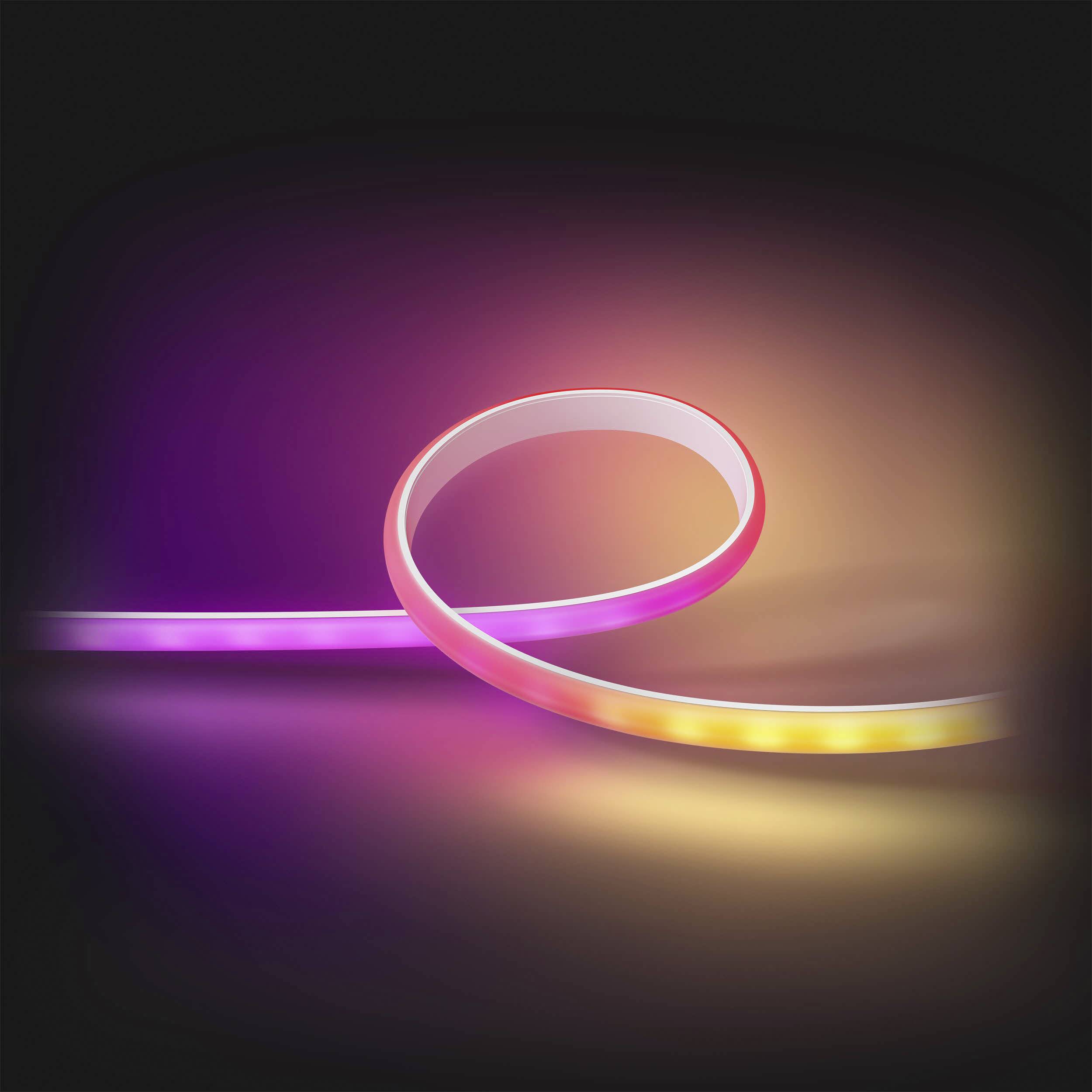 Een gebogen LED-lichtstrip licht op in verschillende kleuren op een zwarte achtergrond en creëert een futuristisch gevoel.