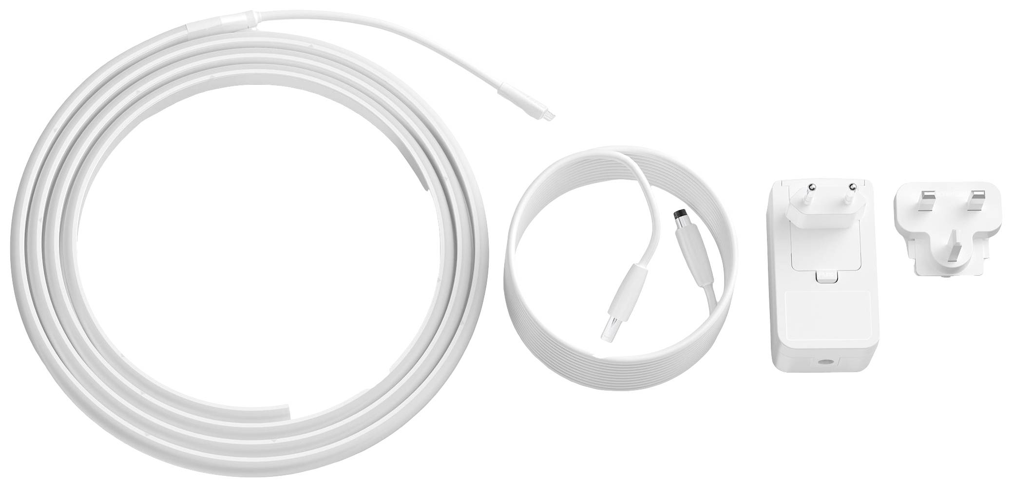 Netadapter-kit met USB-kabel, voedingsadapter en twee stopcontactadapters, geschikt voor het opladen en van stroom voorzien van elektronische apparaten.