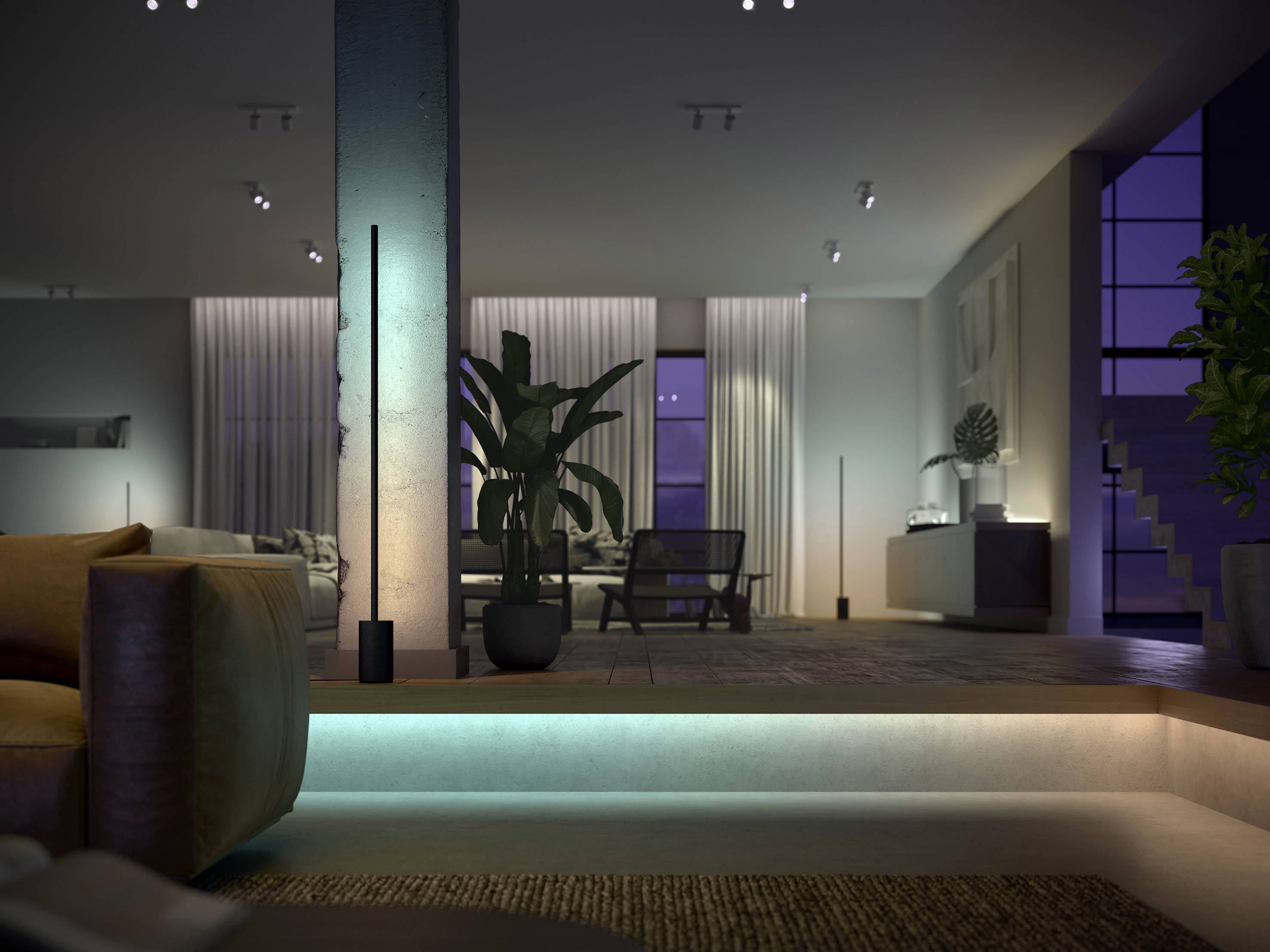 Modern woonkamer bij nacht; gedempt licht, grote ramen, comfortabele zitmeubels, planten en subtiele verlichting creëren een gezellige sfeer.