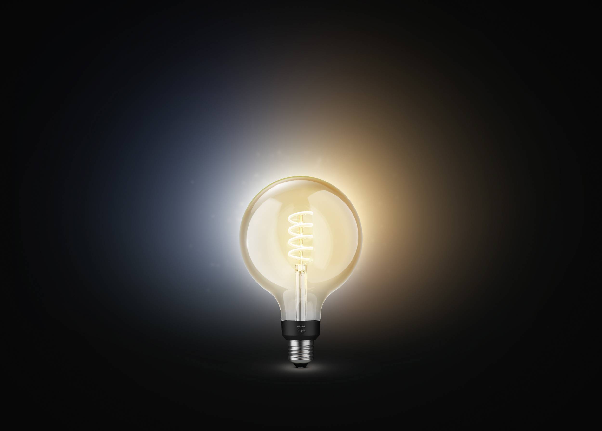 Een gloeilamp schijnt in het donker, symboliseert een idee of verlichting.