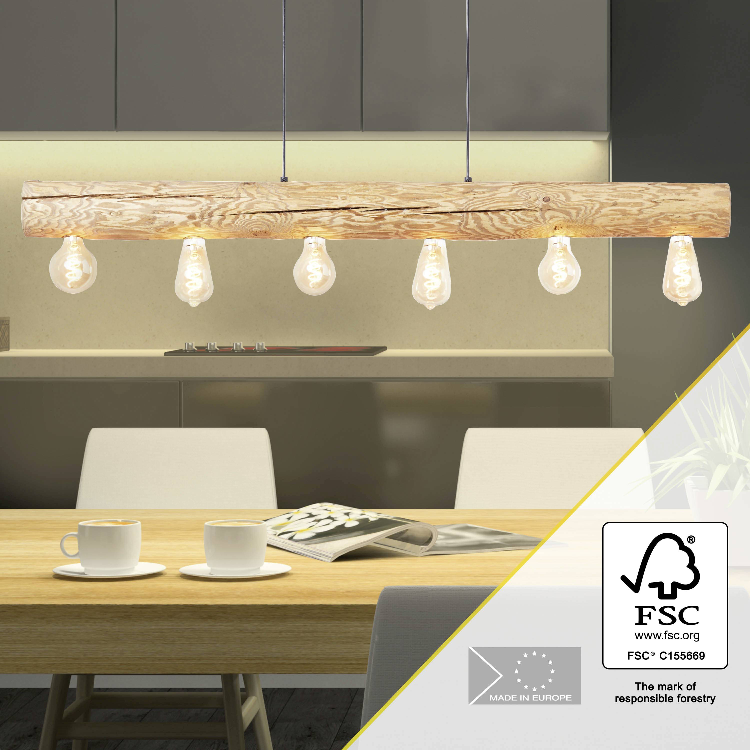 Houten hanglamp met zes gloeilampen boven een tafel. FSC-certificaat en 'Made in Europe' label zijn zichtbaar.