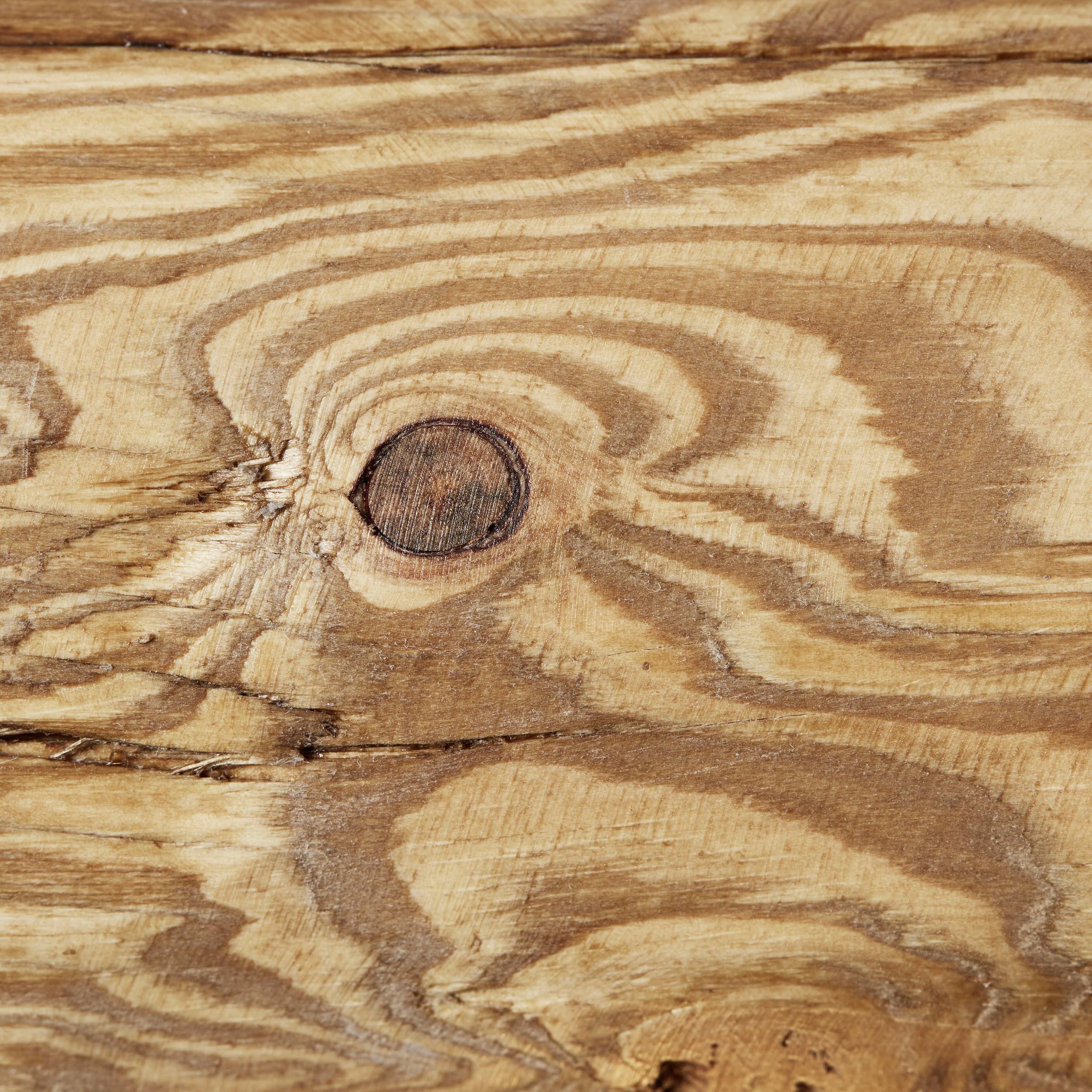 Grove, geaderde houtoppervlakte met natuurlijke noesten en draaiingen die de textuur en het patroon van het hout benadrukken.