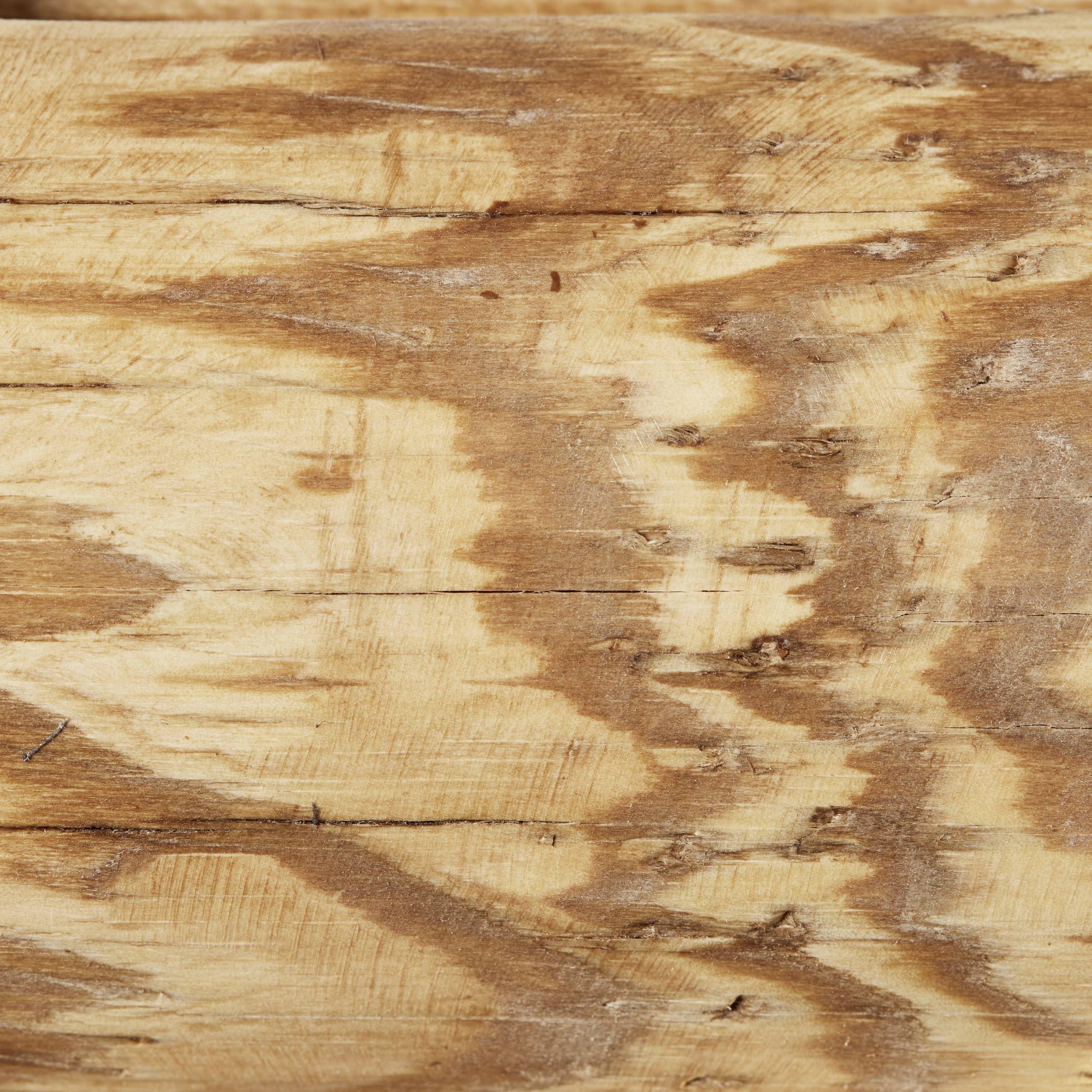 Houten oppervlak met duidelijke nerven en natuurlijke verkleuringen.