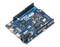 Een Arduino Zero bord met blauwe schakelingen en verschillende aansluitingen ligt op een witte achtergrond.