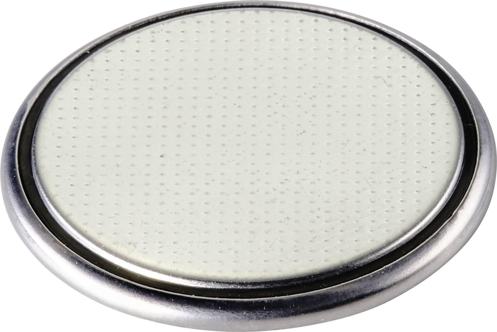 Ronde knoopcelbatterij met metalen rand en lichte, gestructureerde oppervlakte.