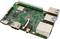 Een groene printplaat met elektronische componenten, meerdere aansluitsleuven en een USB-poortcluster; typisch single-board computerontwerp.