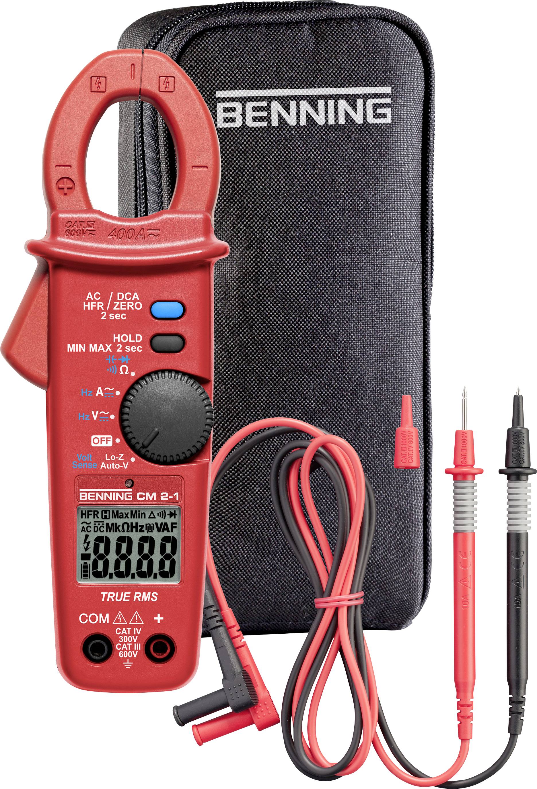 Rood multimeter met klemfunctie, LCD-display en meetkabels, afgebeeld voor een zwarte Benning-tas.