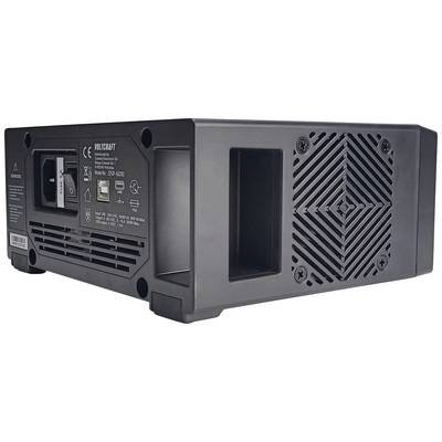 Een zwart, rechthoekig elektronisch apparaat met ventilatiesleuven en een stopcontact. Achterkant met aansluitingen en schakelaars.