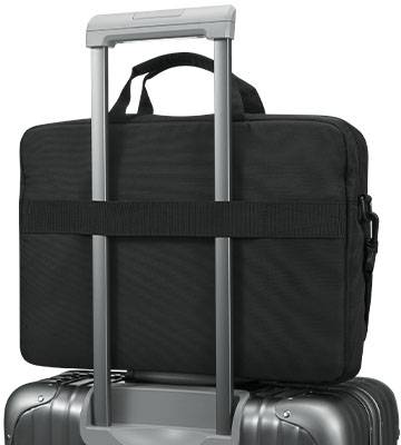 Een zwarte laptoptas wordt aan een trolley bevestigd. De telescopische handgrepen van de koffer fixeren de tas veilig op haar plaats.