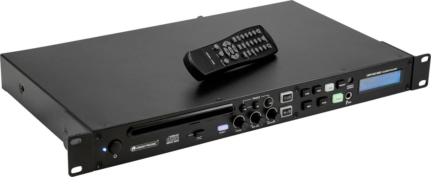 Audiospeler in rackformaat met afstandsbediening, meerdere ingangen en een klein display aan de rechterkant. Apparaat is zwart.