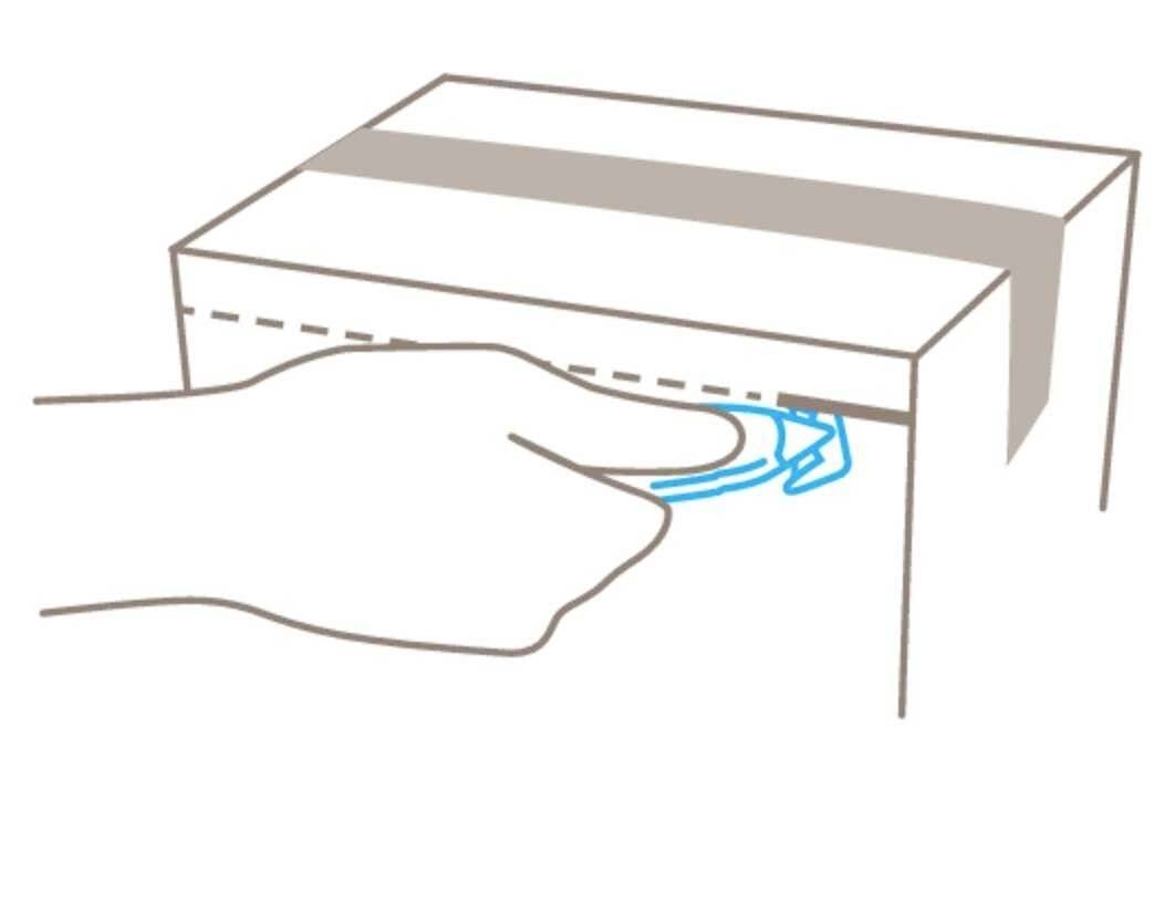 Een hand opent een kartonnen doos door aan een bandje te trekken.