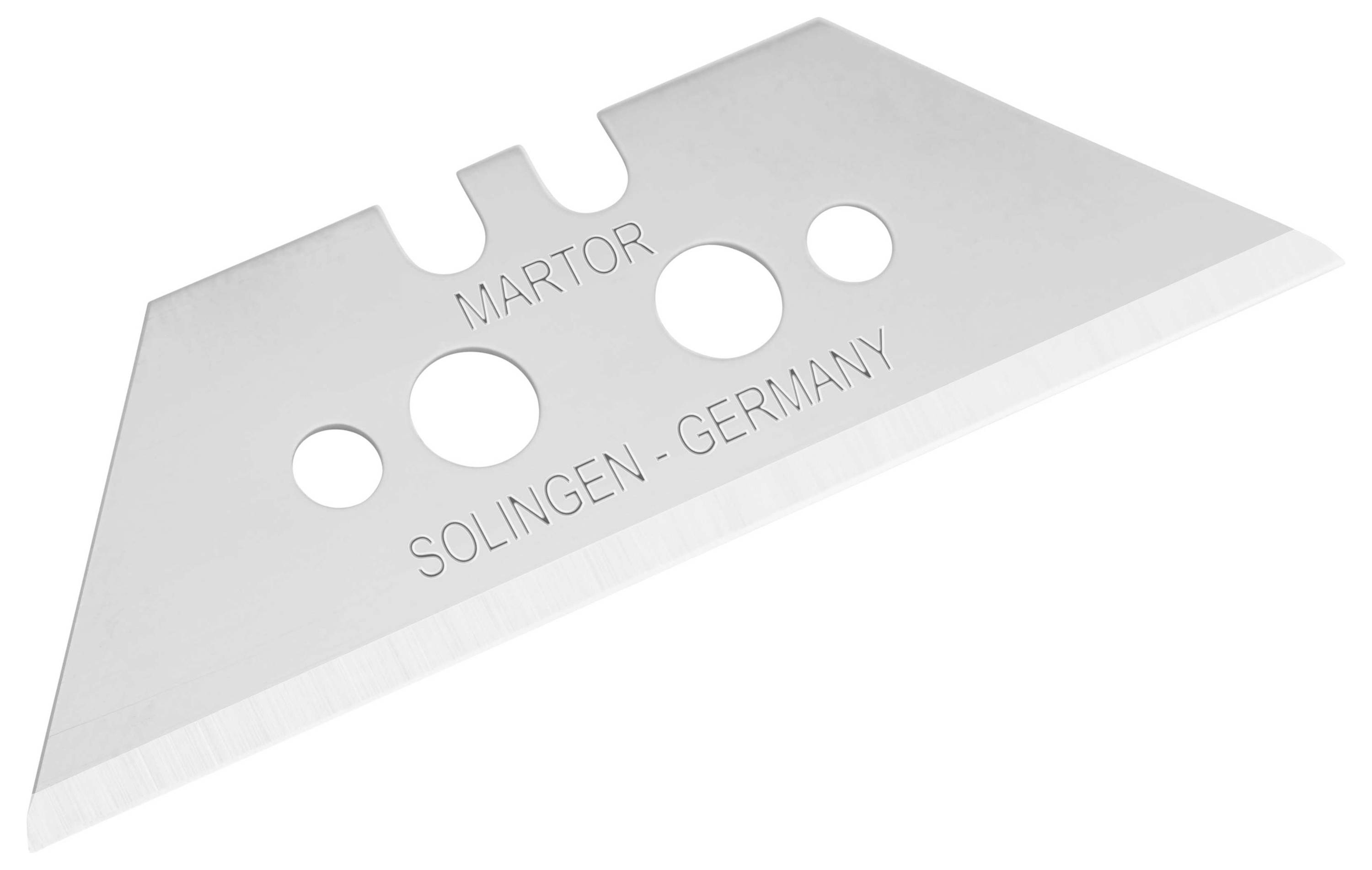 Een zilveren trapeziumvormig lemmet met vier uitsparingen en het opschrift 'Martor, Solingen - Germany' op de voorkant.