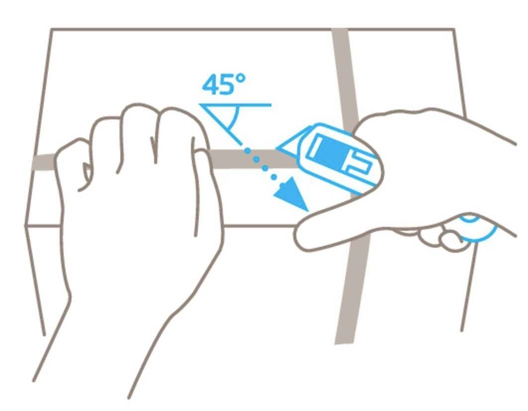 Twee handen, waarbij één een gradenboog vasthoudt boven een rand, en de andere de rand vasthoudt. De gradenboog toont 45 graden.