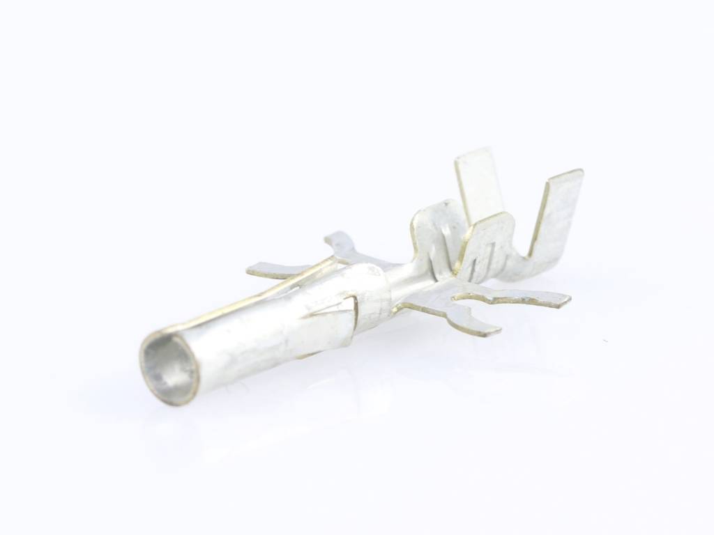 Metalen contactpen op een witte achtergrond. De pen heeft gebogen lipjes voor bevestiging en aansluiting van elektrische leidingen.